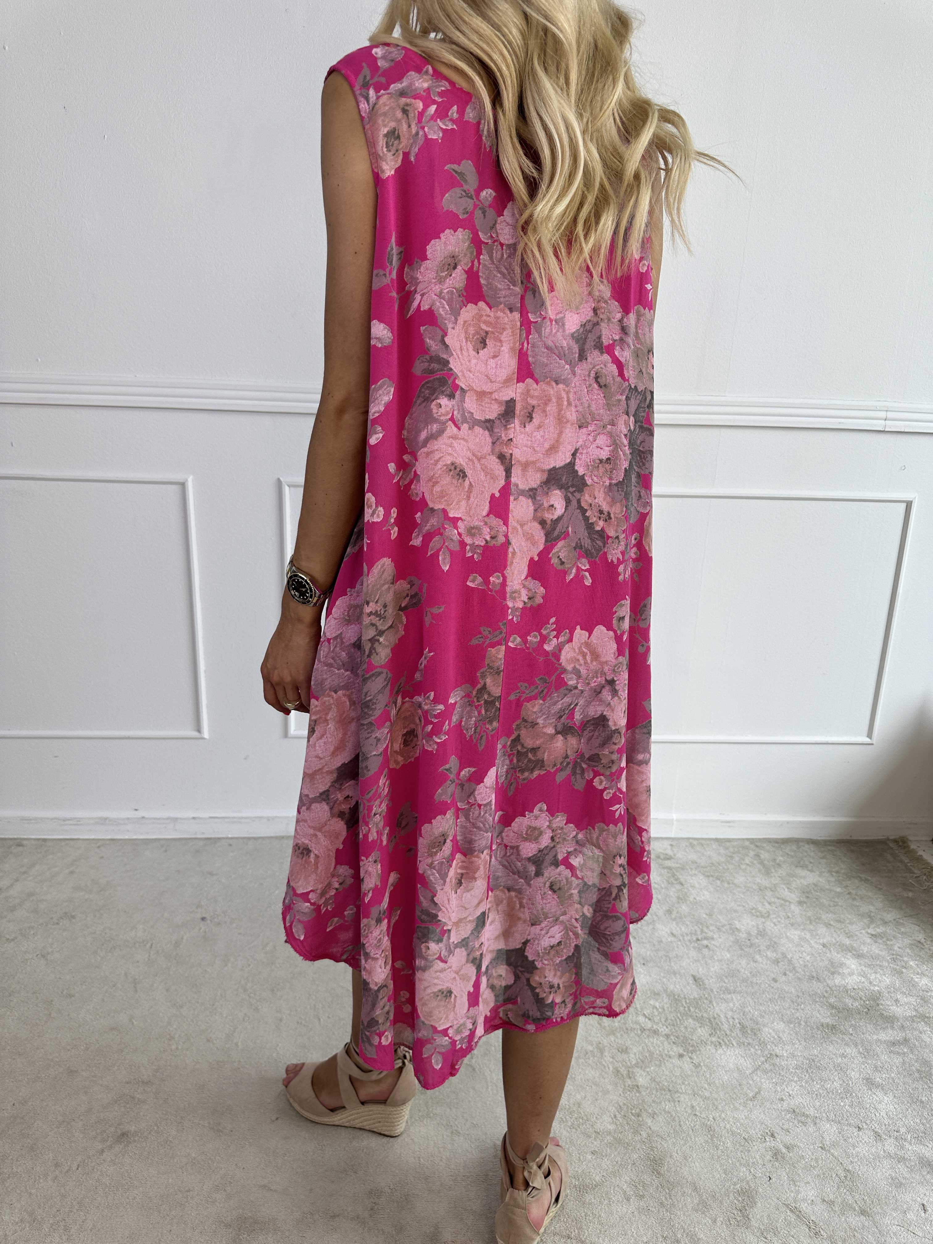 Pandoa - Söt klänning i viskos med blommotiv